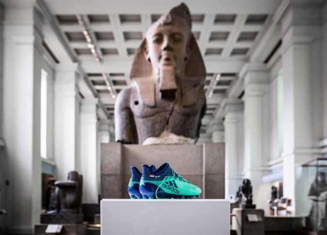 المتحف البريطاني يضع حذاء محمد صلاح مع مقتنيات الآثار المصرية