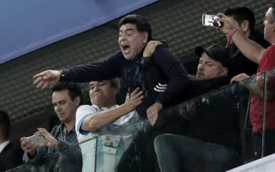 مارادونا يفقد صوابه ويثير الاستغراب في مباراة الأرجنتين ونيجيريا