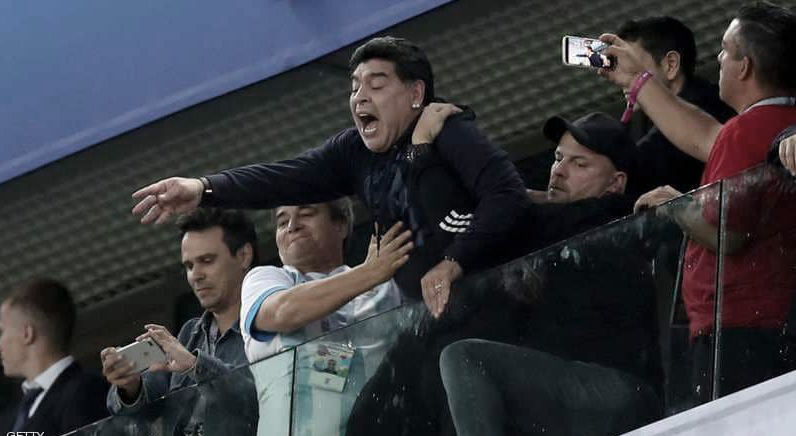 مارادونا يفقد صوابه ويثير الاستغراب في مباراة الأرجنتين ونيجيريا